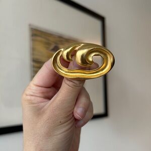 1980s Unsigned Gold-Toned Brooch
